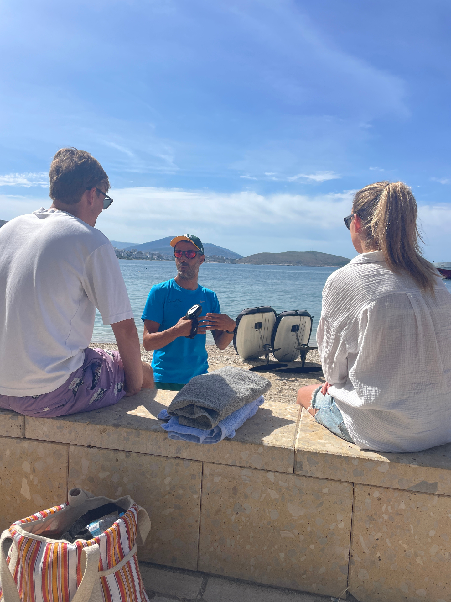 Seafront briefing with two guests listening to their instructor in Sarandë